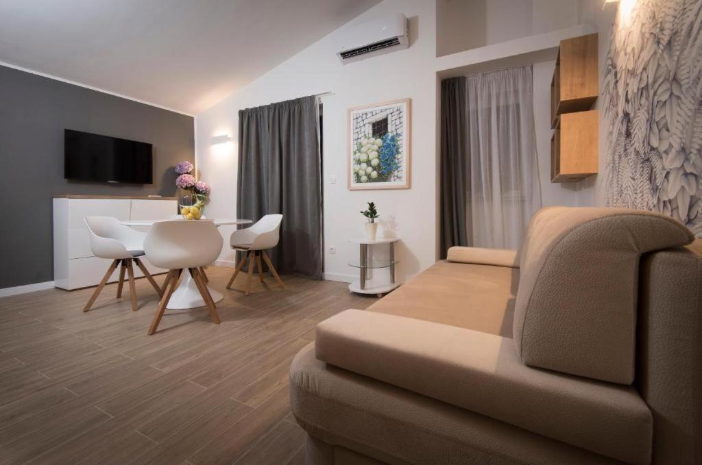 Villa J&J Apartments Residence With Swimming Pool 珀德垂那 外观 照片