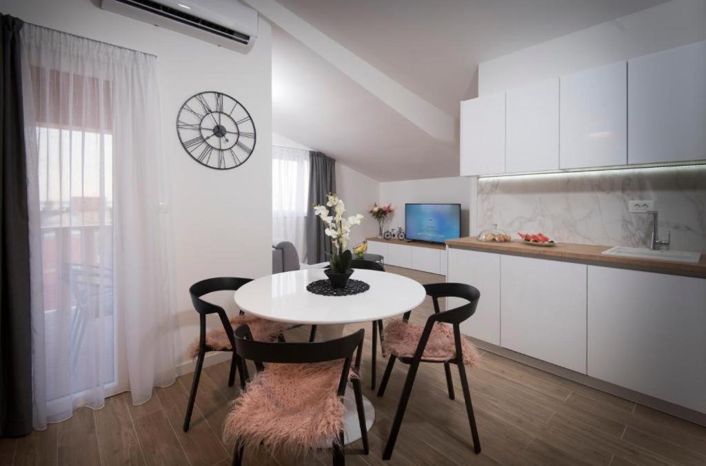 Villa J&J Apartments Residence With Swimming Pool 珀德垂那 外观 照片