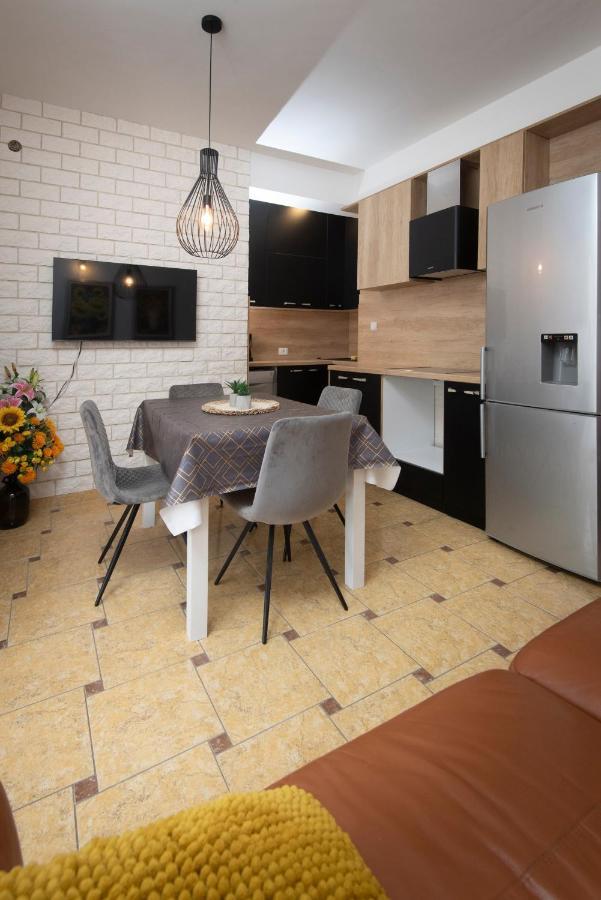 Villa J&J Apartments Residence With Swimming Pool 珀德垂那 外观 照片